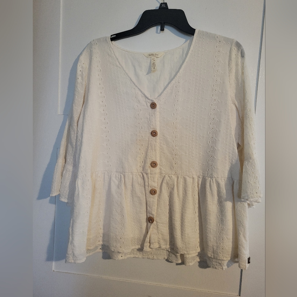 Large eyelet top
